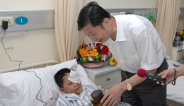 包文辉厅长看望受伤小病员并与他亲切交谈