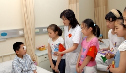 袭燕院长和千佛山小学同学看望受伤同学