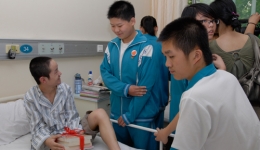 山师二附中同学在心连心病房与来自四川什邡市灾区15岁的赵昌盛交流