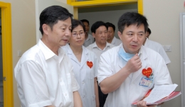 包文辉厅长在心连心病房听取张明主任关于伤员病情的汇报