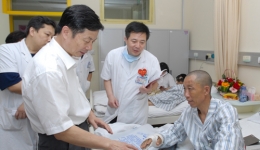 包文辉厅长在心连心病房亲切慰问四川受伤病员