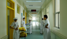 于振海副院长在指导医护人员布置心连心病房