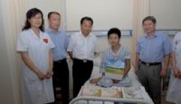 山师附中校长于树增、书记孙恒民代表山师全体师生到心连心病房看望四川受伤同学并与袭燕院长同受伤同学合影