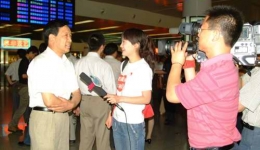 在机场欢迎抗震救灾青年志愿者医疗队归来组图（01）