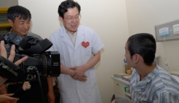 于振海副院长与山师二附中党总支孙传武书记亲切看望四川受伤小病员