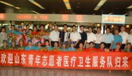 在机场欢迎抗震救灾青年志愿者医疗队归来组图（05）