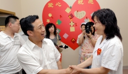 山东省民政厅副厅长兼省慈善总会副会长李玉亮同志与省千佛山医院袭燕院长亲切交谈
