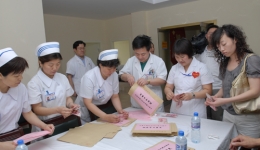 张明主任等协助分装慰问金