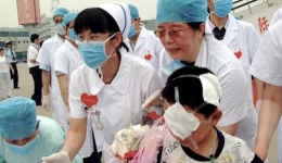 机场检查伤员病情