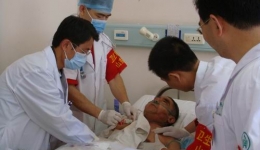 我院第三批医疗队（组图02）