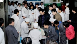 医院广大职工踊跃参加爱心献血活动