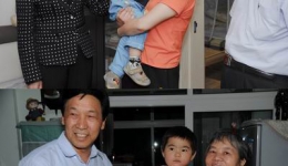 医院院领导前往抗震救灾队员家中看望并慰问其亲属