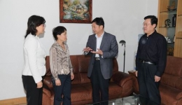 省卫生厅包文辉厅长来院看望我院前线救灾医疗队员家属