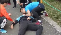 徐留玉医生不计危险为猝死路人做人工呼吸，扯掉口罩那一刻他化身成“硬核天使”
