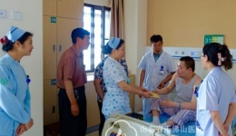 凝聚爱心 救济困难 传递正能量