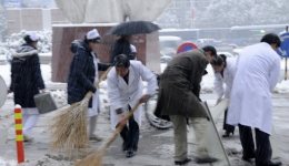 瑞雪降吉兆 清晨除雪忙