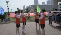 荣风年主任参加十一运会火炬传递组图（五）