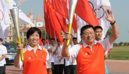 我院荣风年主任参加十一运会火炬传递