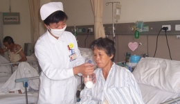 建立术后监护室 十一病区推广“无陪护—亲情护理服务”新模式