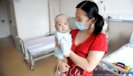 42岁妈妈割肝救子 6月龄宝宝成功接受肝移植