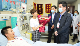 省市红十字会领导慰问我院首位造血干细胞捐献职工李嵩