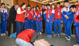 团委学雷锋志愿服务走进舜耕中学