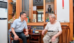 医院走访慰问离休和高层次人才党员代表