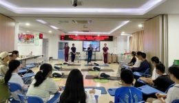 临床技能培训中心组织第四届“心手相连，点亮生命”暑期急救公益活动