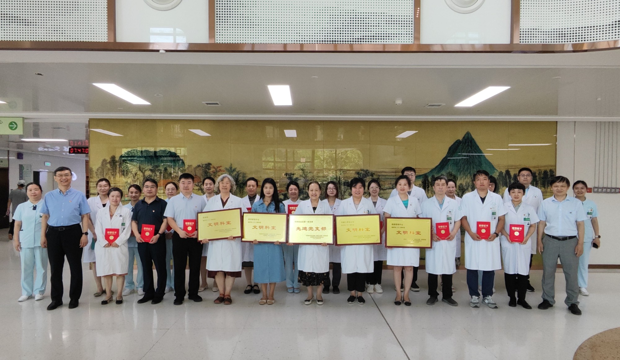 【建党104周年】让荣誉在一线闪耀 医院组织“送荣誉到一线”活动