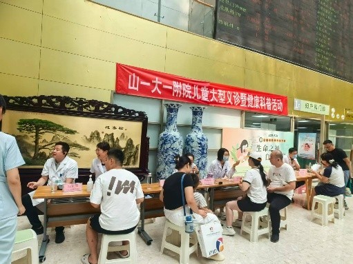 医院第三党总支第三党支部开展主题党日暨联合义诊活动