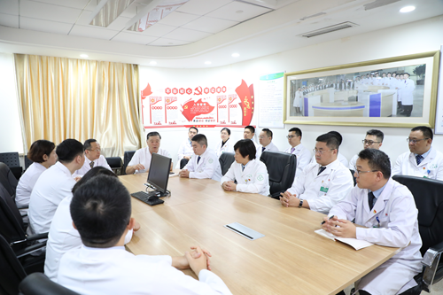 第二党总支第十二党支部开展“强作风 守医德 建平台”主题党日活动