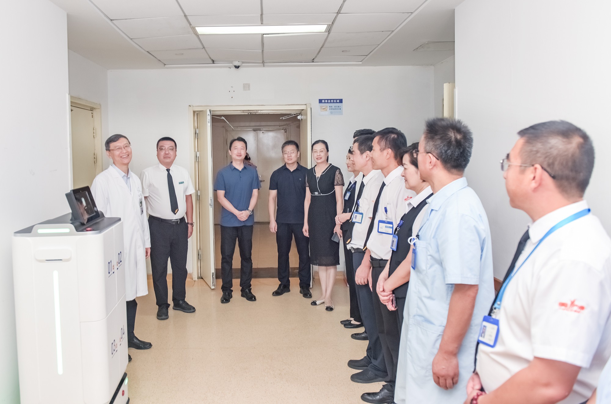 致敬高温下的坚守 —— 医院领导班子慰问一线送清凉