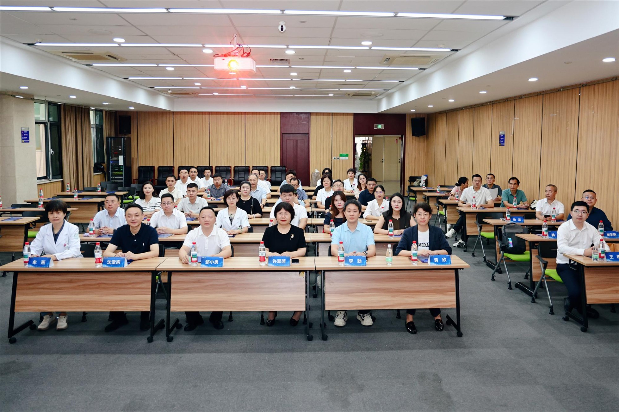 《中国药房》杂志社组织四省药学专家来我院参访