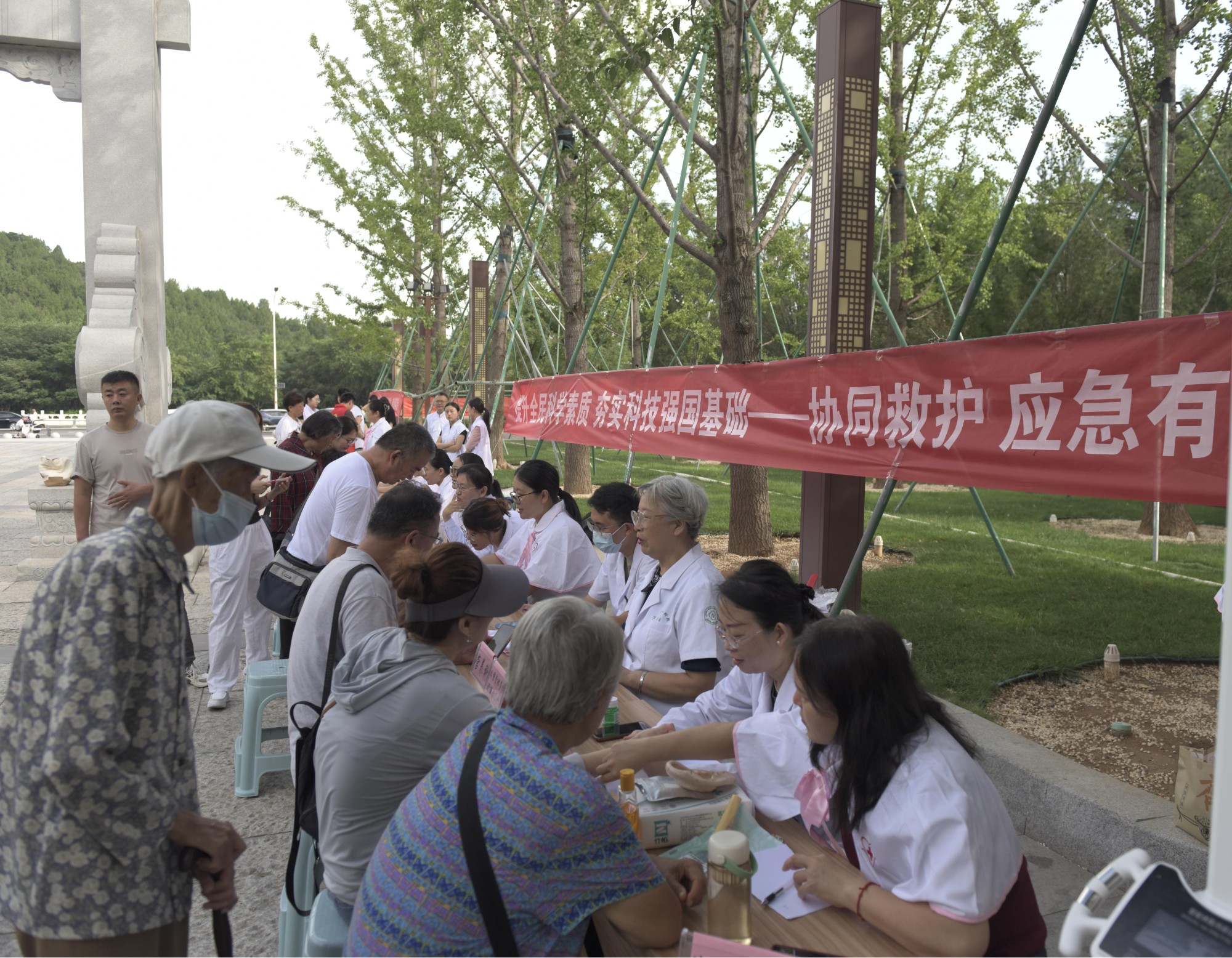 科普惠民送健康，义诊服务暖人心 | 医院在佛慧山广场举办公益科普义诊活动