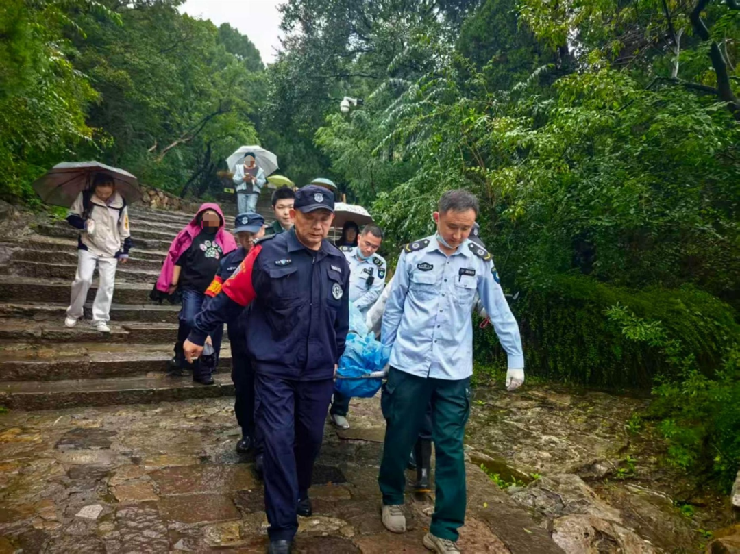 外地游客登山晕倒，山一大一附院（省千佛山医院）120逆雨开辟生命通道