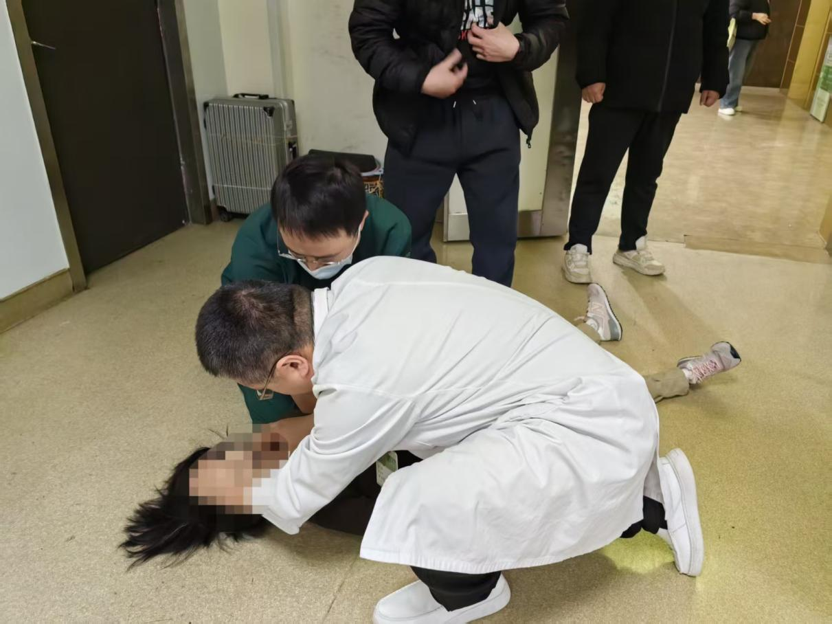 急诊室门外的生死“接力赛”！